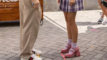 Pink Chunky Strappy Pumps porté par Camila Mendes sur le tournage du film Do Revenge