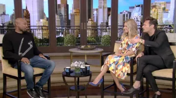 All Saints Eraze Alpaca & Wool Blend Crewneck Sweater usado por Omar Epps como se ve en VIVO con Kelly y Ryan el 20 de septiembre de 2022