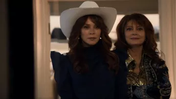Aqua Mock Neck Puff Sleeve Top usado por Nicolette 'Nicky' Roman (Anna Friel) como se ve en Monarch (S01E01)