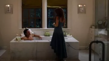 Alexander McQueen Denim Midi Dress usado por Nicolette 'Nicky' Roman (Anna Friel) como se ve en Monarch (S01E01)