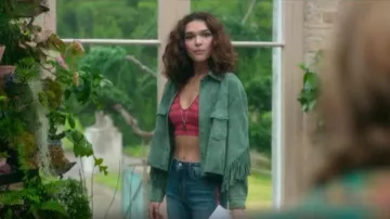 Blank NYC Twist & Shout Vegan Shacket usado por Flora (Paulina Chávez) como se ve en Fate: The Winx Saga (S02E04)