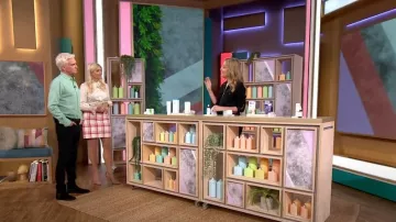 LK Bennett Lotta Red and Cream Check Tweed Mini Jupe portée par Holly Willoughby comme vu dans This Morning le 07 septembre 2022