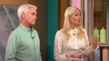 LK Bennett Etten Cream Cotton Shirred Cuff Blouse porté par Holly Willoughby vu dans This Morning le 07 septembre 2022