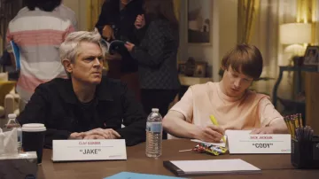 Levi's Denim Jacket en negro usado por Clay Barber (Johnny Knoxville) como se ve en la serie de televisión Reboot (S01E02)