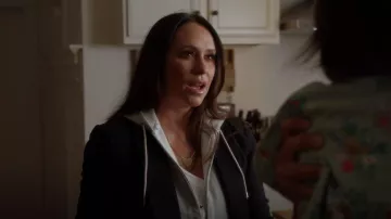 Veronica Beard Core Scuba Jacket usada por Maddie Kendall (Jennifer Love Hewitt) como se ve en 9-1-1 (S06E01)