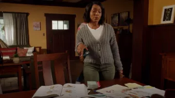 Teoría Textural Hanelee Cardigan usada por Athena Grant (Angela Bassett) como se ve en 9-1-1 (S06E01)