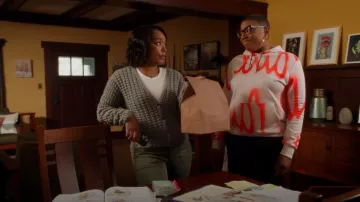 Sweat à capuche à cordon de serrage Paul Smith Logo-Print porté par Henrietta 'Hen' Wilson (Aisha Hinds) vu dans le 9-1-1 (S06E01)