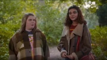 Veronica Beard Selita Shearling Aviator Jacket usada por Flora (Paulina Chávez) como se ve en Fate: The Winx Saga (S02E06)