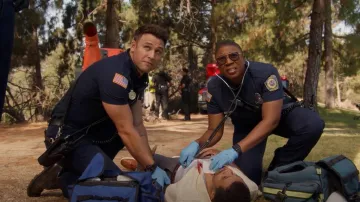 Dita Eyewear Flight 006 Lunettes de soleil portées par Henrietta 'Hen' Wilson (Aisha Hinds) comme vu dans 9-1-1 (S06E01)