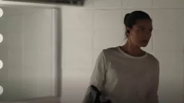 Top de manga larga de James Perse usado por la agente especial Kristin Gaines (Alexa Dávalos) como se ve en FBI: Most Wanted (S04E01)