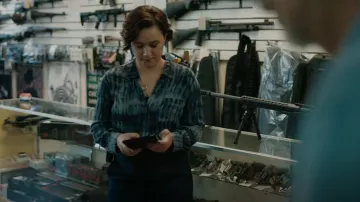 Camisa de cazador de rieles usada por la agente especial Hana Gibson (Keisha Castle-Hughes) como se ve en FBI: Most Wanted (S04E01)