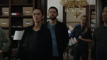 STS Blue Melanie Boyfriend Denim Jacket usado por Cameron Vo (Vinessa Vidotto) como se ve en FBI: International (S02E01)