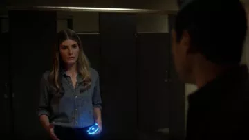 Chemise Nili Lotan Chambray portée par Addison Augustine (Caitlin Bassett) vue dans Quantum Leap (S01E01)