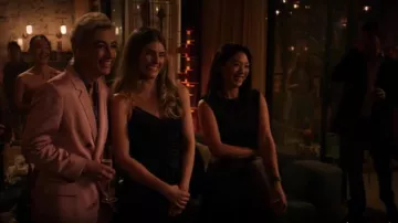 AllSaints Mika Cropped Tank usado por Jenn Chou (Nanrisa Lee) como se ve en Quantum Leap (S01E01)