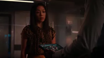 Blusa Ulla Johnson Doria Floral Silk Blend usada por Jenn Chou (Nanrisa Lee) como se ve en Quantum Leap (S01E01)