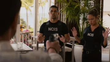 James Perse Sheer Slub Side Panel Shirt usado por Jane Tennant (Vanessa Minnillo) como se ve en NCIS: Hawai'i (S02E01)