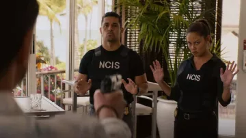 Allsaints Figure Crew Tee usado por Nick Torres (Wilmer Valderrama) como se ve en NCIS: Hawai'i (S02E01)