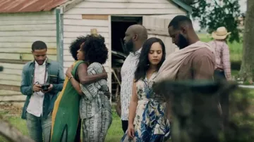 Banana Republic Pe­tite Stam­pa Mi­ni Dress worn by Darla (Bianca Lawson) as seen in Queen Sugar (S07E03)