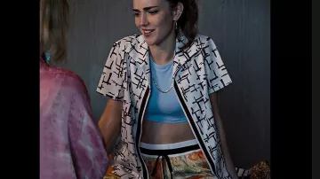 La chemise blanche imprimée portée par Gabbi (Talia Ryder) dans le film Si tu me venges…