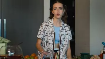 La chemise blanche imprimée portée par Gabbi (Talia Ryder) dans le film Si tu me venges…