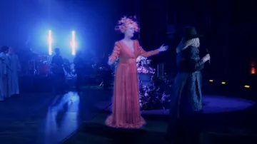 Mac Duggal Plissé à manches longues V-Neck Gown Sunset porté par Dottie Cantrell Roman (Susan Sarandon) vu dans Monarch (S01E02)