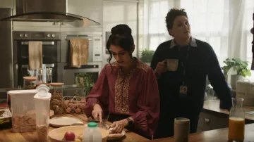 Monsoon London Carol Blouse brodée portée par Geri Farman (Bhavna Limbachia) vue à Ridley (S01E01)
