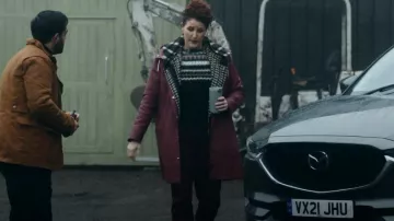 Stutterheim Mosebacke Imperméable porté par DI Carol Farman (Bronagh Waugh) vu dans Ridley (S01E01)