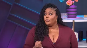 Nina Parker Trendy Plus Size Crossover Bodysuit porté par Nina Parker comme vu dans E! News Nightly Pop le 15 septembre 2022