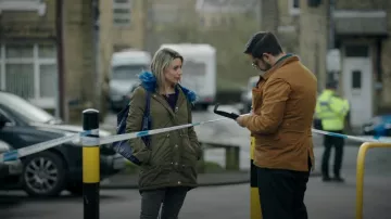 Manteau Khaki Collectif Sage porté par Gabriela Baldoni (Kelly Endresz-Banlaki) vu dans Ridley (S01E04)