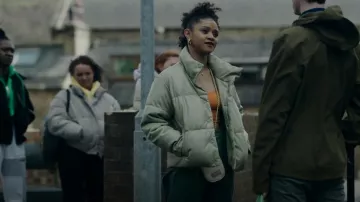 Stradivarius Faux Leather Chaqueta acolchada acolchada usada por Donna (Tupele Dorgu) como se ve en Ridley (S01E04)