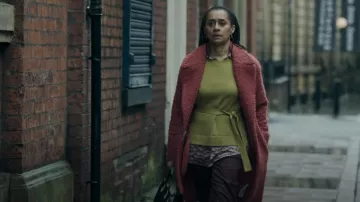 J. Crew Double Breasted Teddy Sherpa Coat porté par Esther Parry (Pauline Turner) comme on le voit dans Ridley (S01E04)