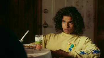 Obey Yellow crewneck porté par Bear Smallhill (D’Pharaoh Woon-A-Tai) comme on le voit dans la garde-robe de la série télévisée Reservation Dogs (S02E09)