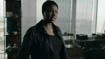 Veste boutonnée enduite de cire Barbour portée par DS Nadia Latif (Ginny Holder) comme on le voit dans The Capture (S02E01)