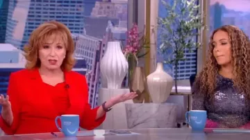 Cinq a Sept Marta Bow Back Silk Cami usado por Joy Behar como se ve en The View el 21 de septiembre de 2022