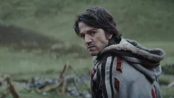 Poncho usado por Cassian Andor (Diego Luna) en los trajes del programa de televisión Star Wars: Andor (Temporada 1 Episodio 4)