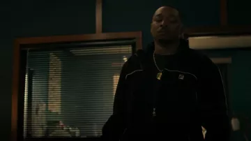 Veste Fila Piped Trim portée par Louis 'Lou-Lou' Thomas (Malcolm Mays) comme on le voit dans Power Book III: Raising Kanan (S02E06)