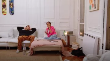 Ugg Classic Short Boots portées par Margaux Lignel comme on le voit dans Real Girlfriends in Paris (S01E02)