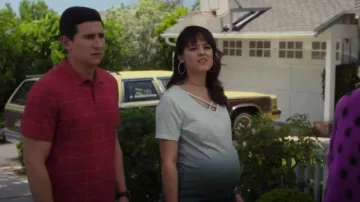 Ladies Sum­mer Ca­su­al Loose Tu­nic Blouse worn by Erica Goldberg (Hayley Orrantia) as seen in The Goldbergs (S10E01)