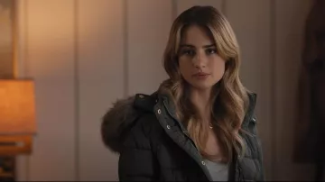 Veste à capuche New Look Fur Trim portée par Lucy Albright (Grace Van Patten) vue dans Tell Me Lies (S01E05)