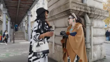 Boohoo Oversized Dogtooth Wool Look Coat usado por Kacey Margo como se ve en Real Girlfriends in Paris (S01E03)