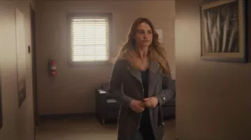 Michael Kors Asymmetric Zip Jacket porté par Lucy Albright (Grace Van Patten) vu dans Tell Me Lies (S01E05)