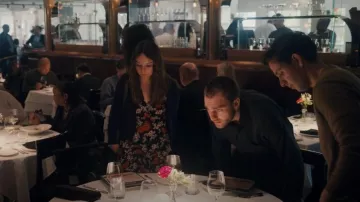 Robe Madewell Ruffle-Wrap en marguerites à flanc de colline portée par Sadie DeMarco (Alayna Hester) comme on le voit dans Tell Me Lies (S01E05)