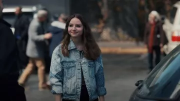 Chaqueta de jean de manga de bandana en blanco de Nueva York usada por Sadie DeMarco (Alayna Hester) como se ve en Tell Me Lies (S01E05)