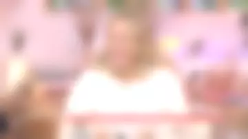 La blusa blanca que lució Agathe Lecaron en el espectáculo La maison des maternelles el martes 20 de septiembre de 2022