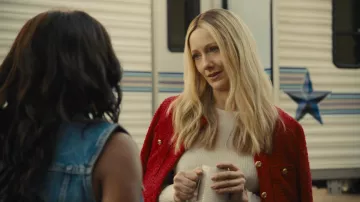 Chaqueta roja de Gucci usada por Bree Marie Jensen (Judy Greer) como se ve en el vestuario de la serie de televisión Reboot (S01E02)