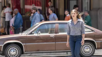 Chemise Chambray grise portée par Addison Augustine (Caitlin Bassett) telle que vue dans les tenues de la série télévisée Quantum Leap (saison 1 épisode 1)