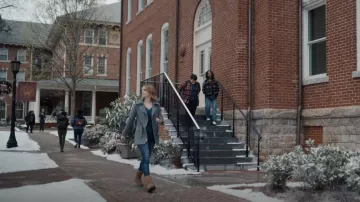 Ugg Classic Short Boots porté par Lucy Albright (Grace Van Patten) comme on le voit dans Tell Me Lies (S01E05)