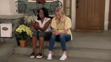 Ugg Zayne Crossband Slide porté par Tina (Tichina Arnold) vu dans The Neighborhood (S05E01)