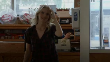 Madewell reunió el top de cuello en V a cuadros usado por Sylvie Brett (Kara Killmer) como se ve en Chicago Fire (S11E01)