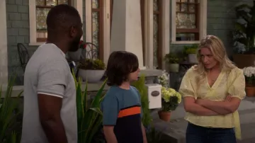 Scotch & Soda Eyelet Blusa de envoltura de algodón orgánico usada por Gemma (Beth Behrs) como se ve en The Neighborhood (S05E01)